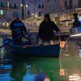 Caricato tutto il necessario sulla barca, Lello e Giuseppe sono pronti ad andare in mare. Noi saliamo su un altro gozzo di propriet� di Carlo, un giovane pescatore e seguiamo quello su cui i due lupi di mare si sono avviati
